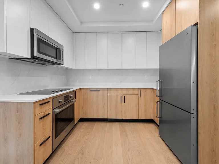 31-27 Crescent St #2 — Photo 3