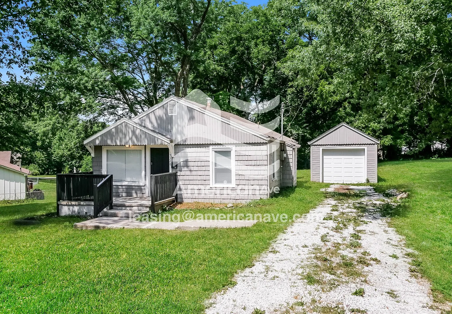 2 bed, 1.0 bath, 990 sqft, $1,290 — Photo 2