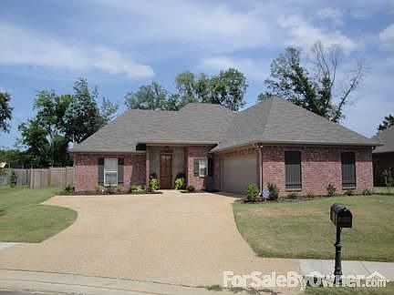 Located on the beginning of a cul de sac : Tall entry door, 2 car garage, > parking space in drivewa