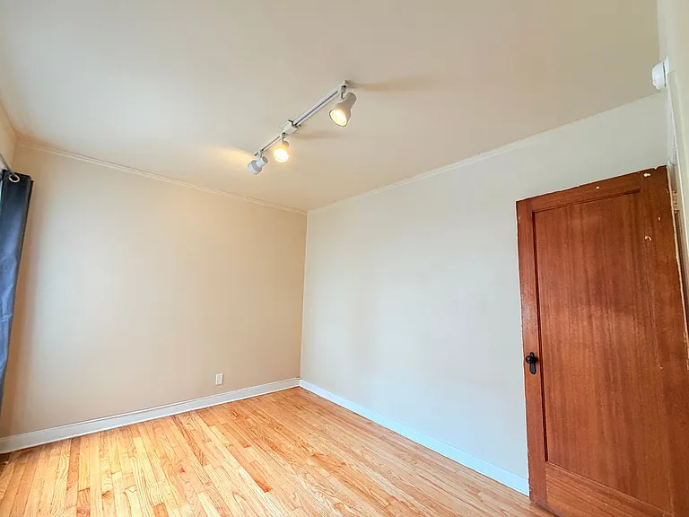 Spacious Units in a Vintage Brick Building- Walk to Seattle Center, Shops,and Restaurants! — Photo 32