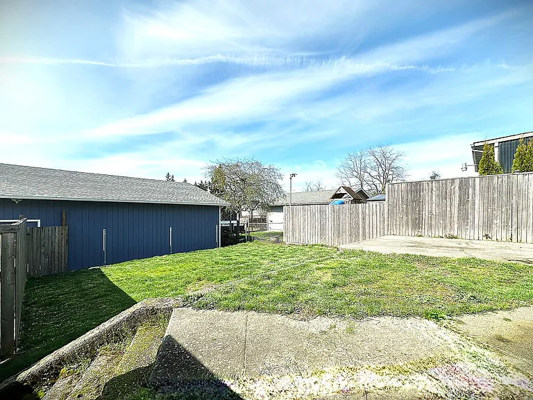 638 N Howard St — Photo 16