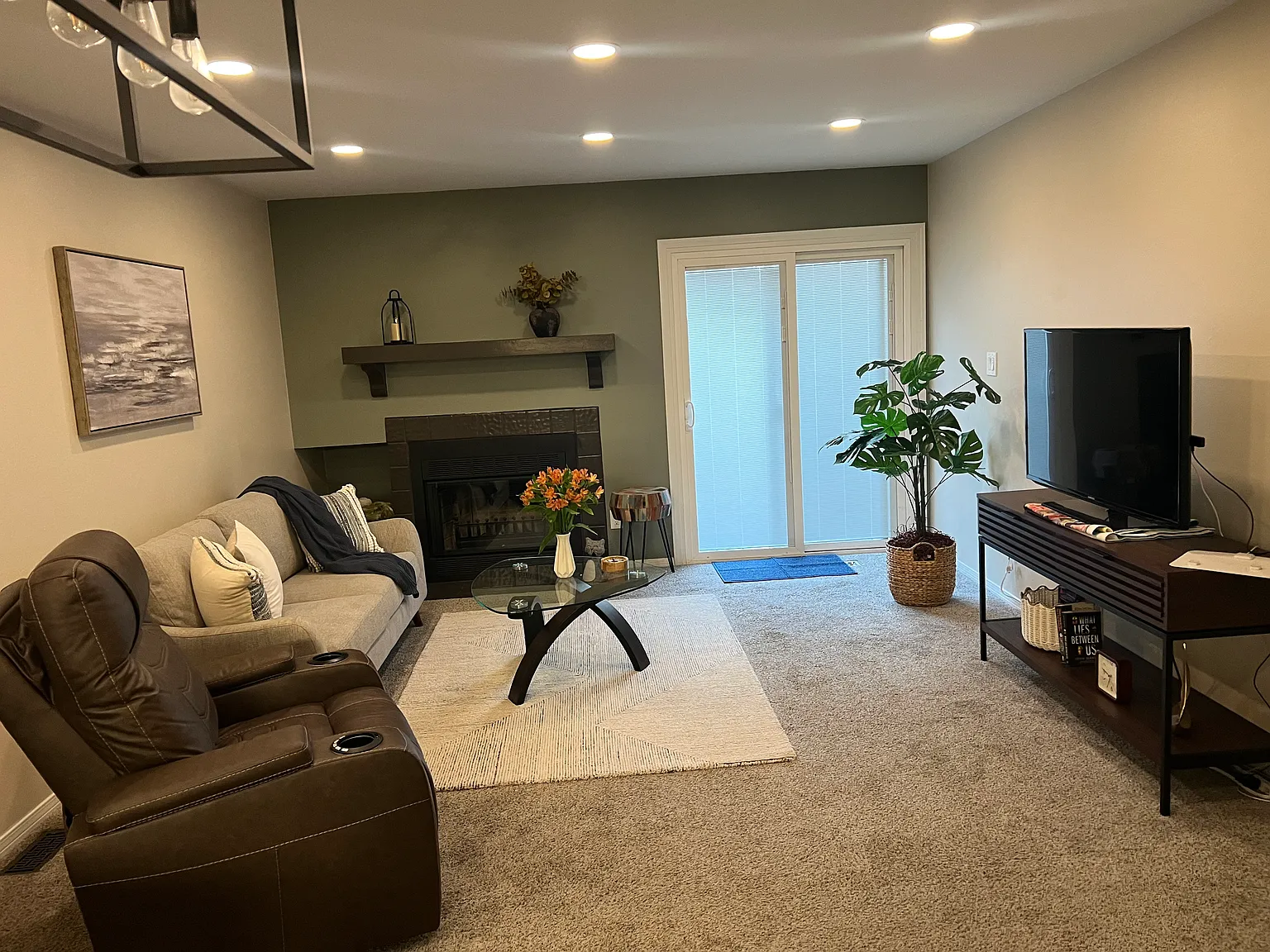 2 bed, 1008 sqft, $2,300 — Photo 1