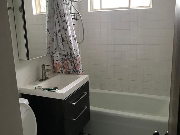 3rd image of 10754 S Oak Park Ave #3A