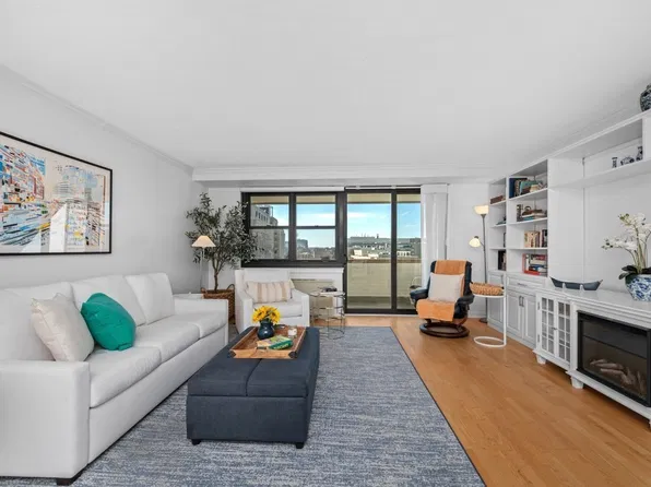 2 Hawthorne Pl APT 15R, Boston, MA 02114