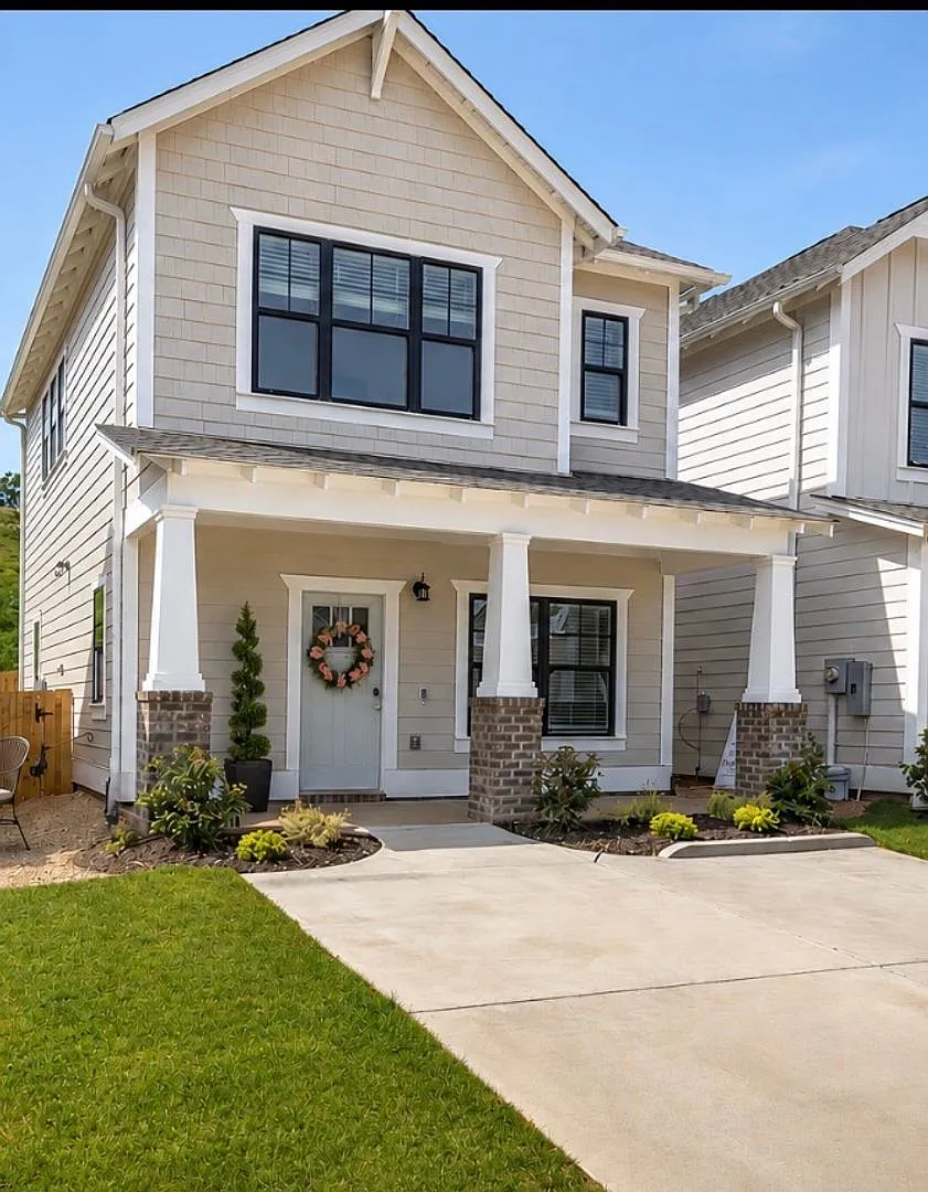 Smart Home Technology with Elevated Amenities — Photo 1