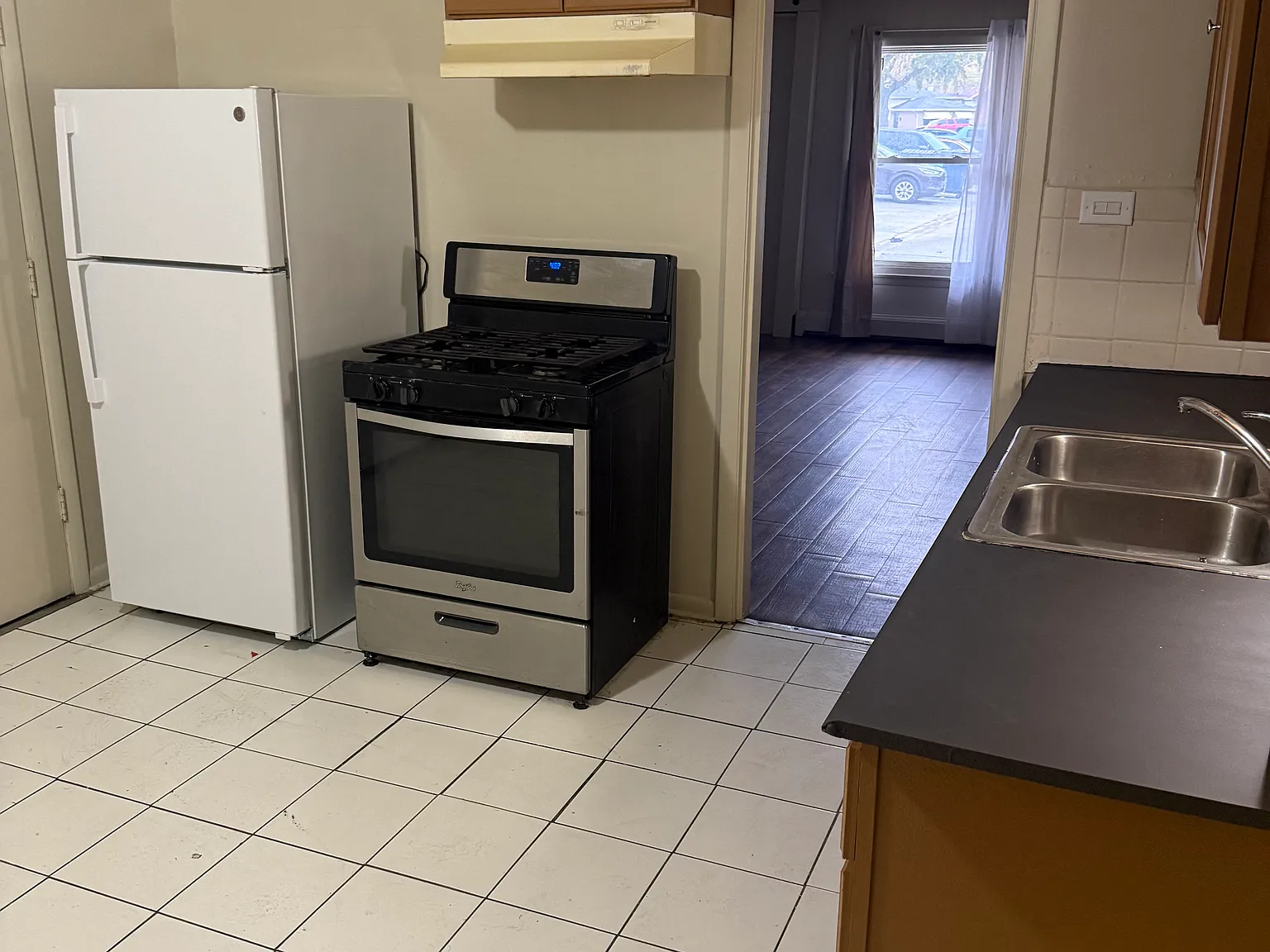 3 bed, 1.5 bath, 1000 sqft, $2,300 — Photo 2