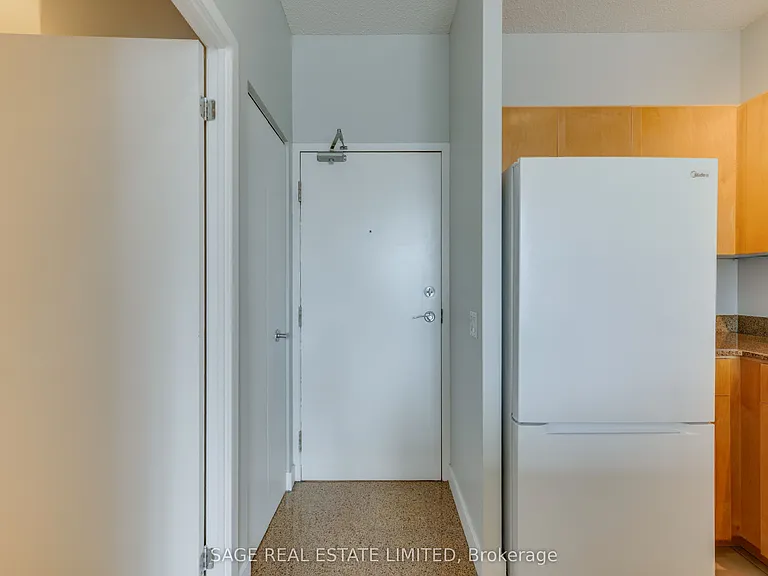 373 Front St W #208 — Photo 3