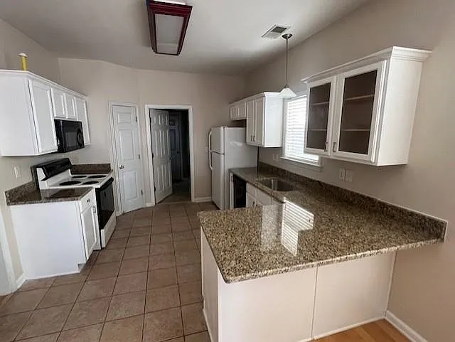 3 bed, 2.0 bath, 1284 sqft, $2,000 — Photo 3