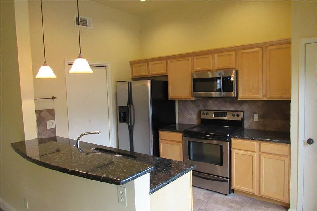 2 bed, 2.0 bath, 919 sqft, $1,895 — Photo 4