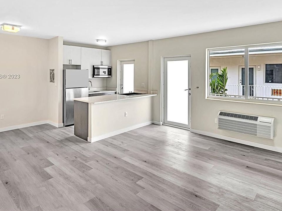 2nd image of 1525 Michigan Ave APT 7