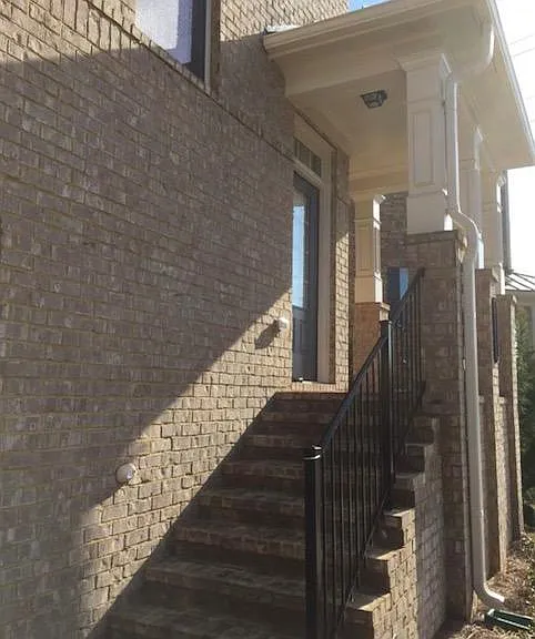 631 Greencrest Ln — Photo 2