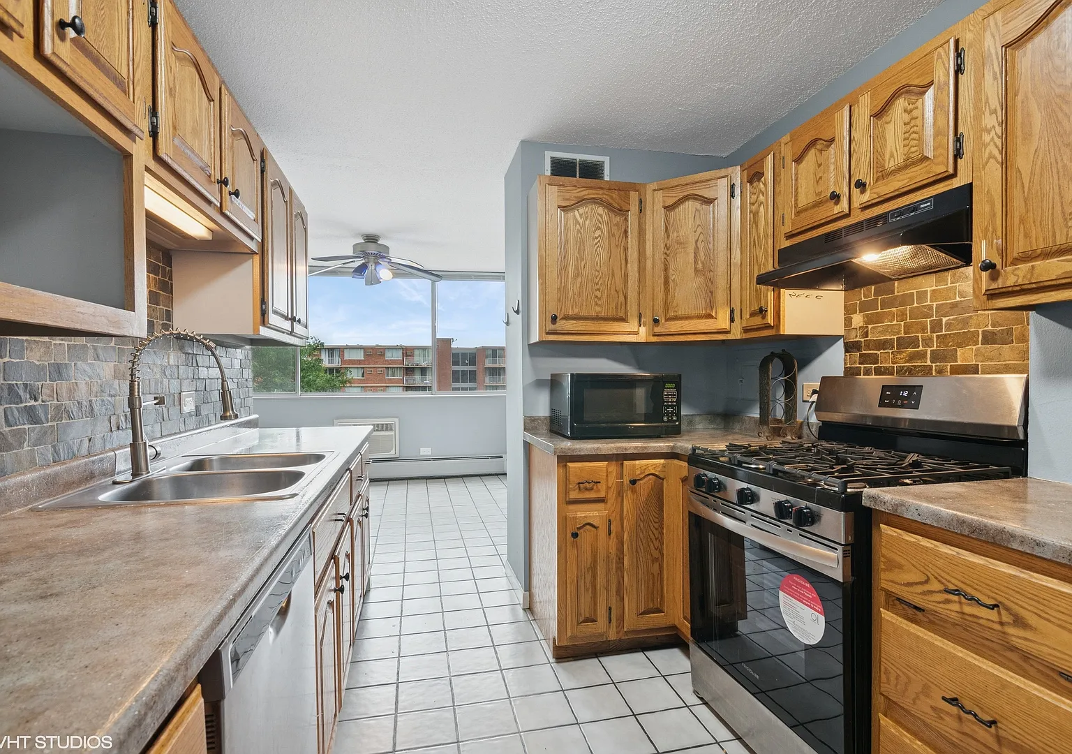 2 bed, 1220 sqft, $2,200 — Photo 3