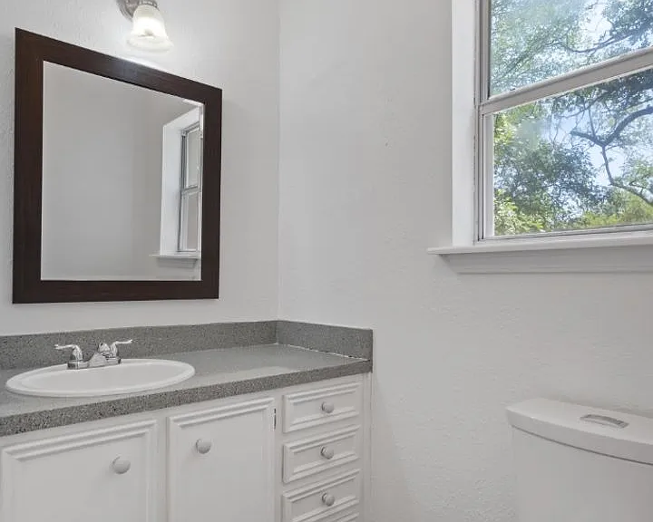 1211 Delano St — Photo 13