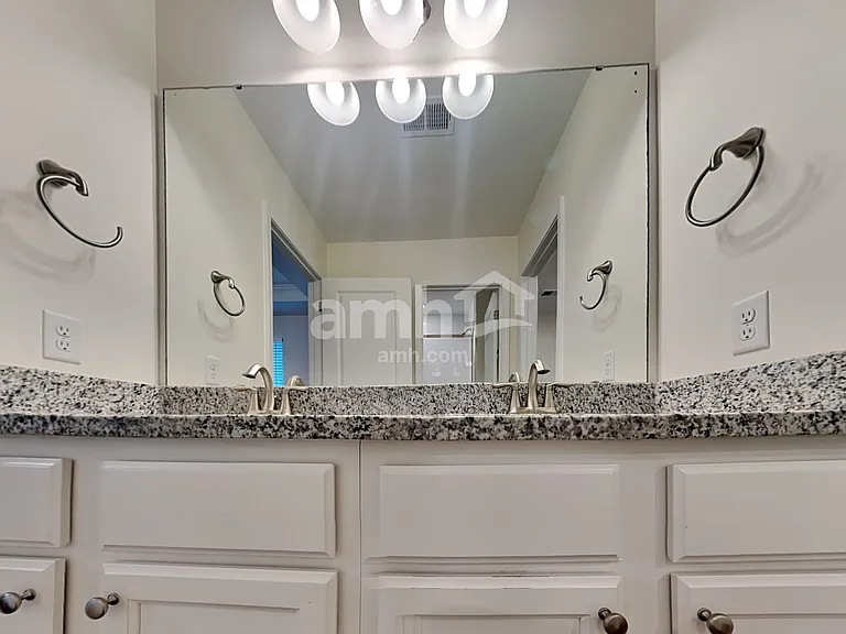 622 E Lionel Rd — Photo 9