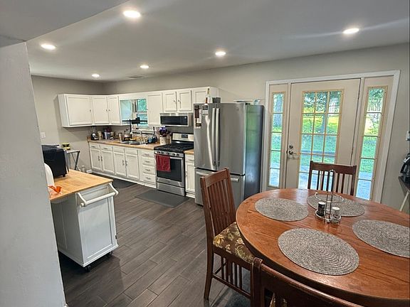5th image of 133 Balsam Rd Room 2