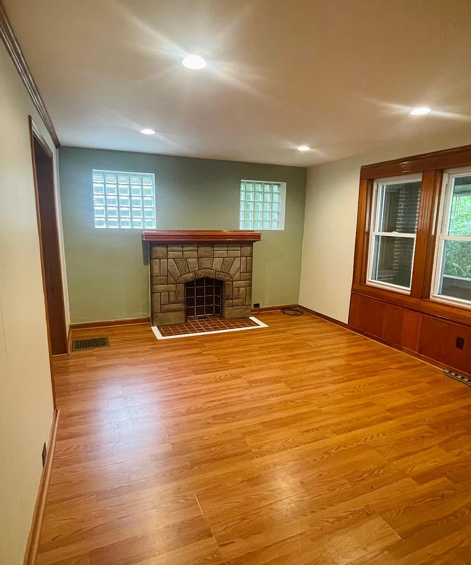 3 bed, 1.5 bath, 1373 sqft, $1,600 — Photo 2