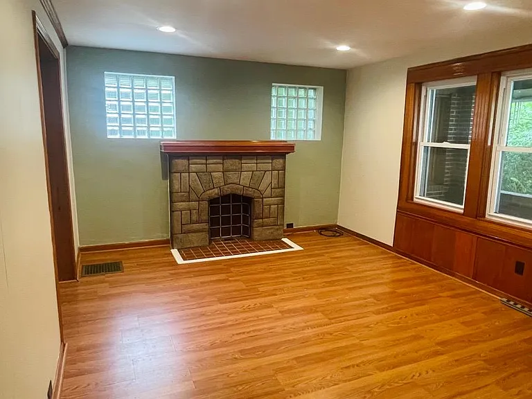 250 Elwyn Ave — Photo 2