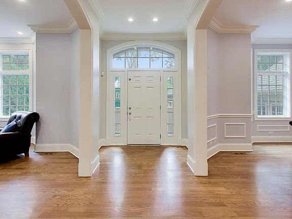3rd image of 995 Old Elm Pl