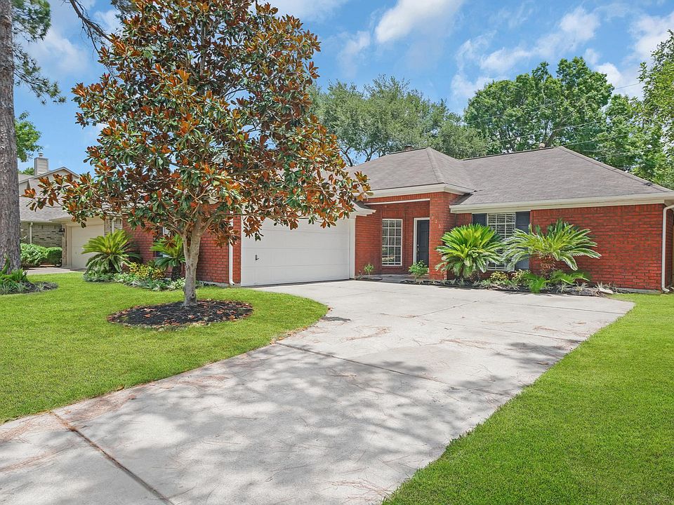 Beautiful single family home in sought after Cimarron neighborhood with amazing and fabulous floor plan. Home has never flooded and the pipes withstood the recent freeze with no issues.