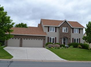 2433 Eagle Valley Dr, Woodbury, MN 55129