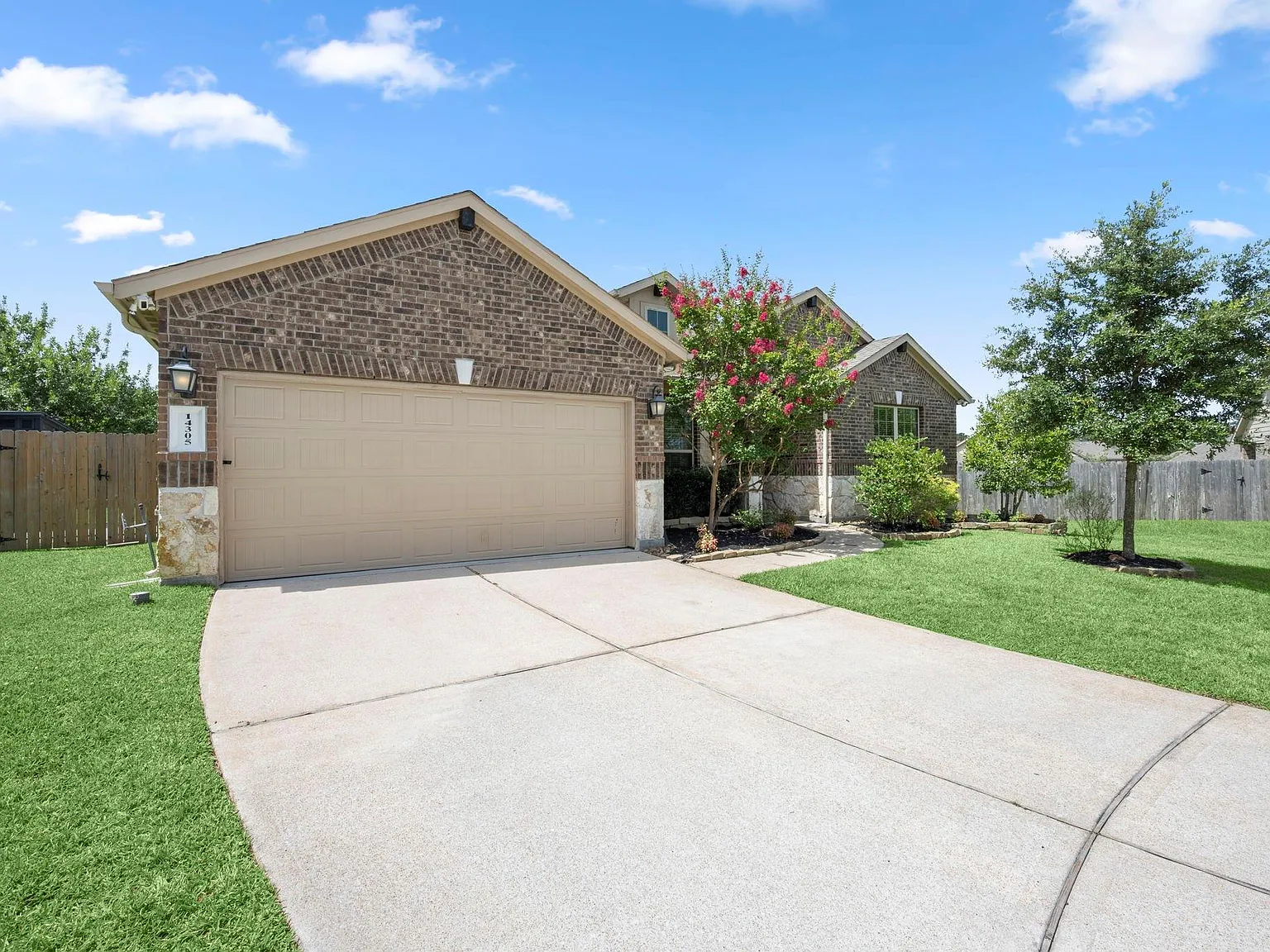 4 bed, 2.0 bath, 2316 sqft, $2,600 — Photo 2