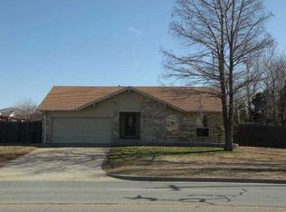 2312 N Santa Fe Ave, Moore, OK 73160