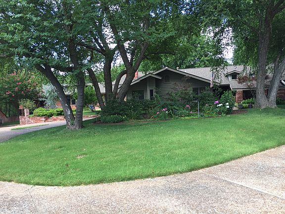 Mature Trees and Landscaping