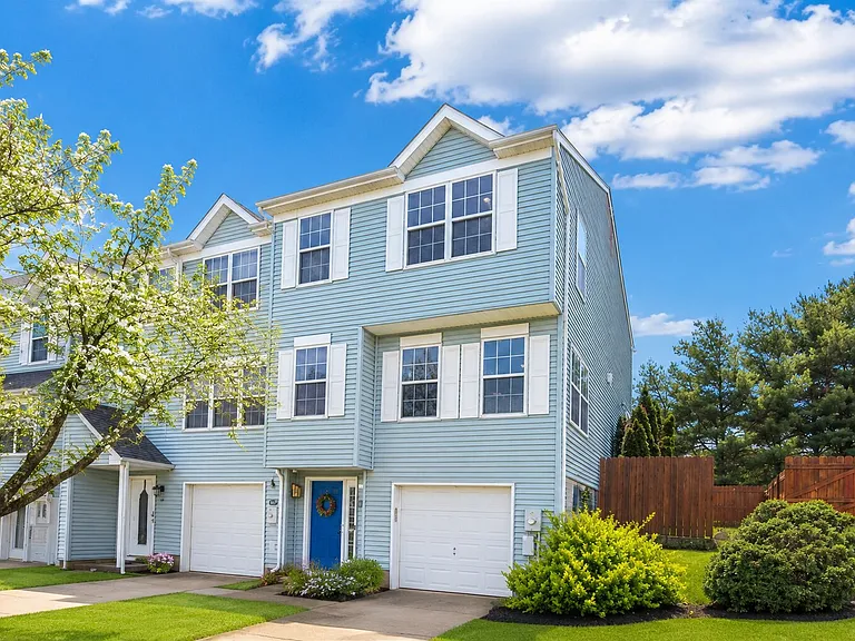 32 Mill Stream Rd — Photo 1