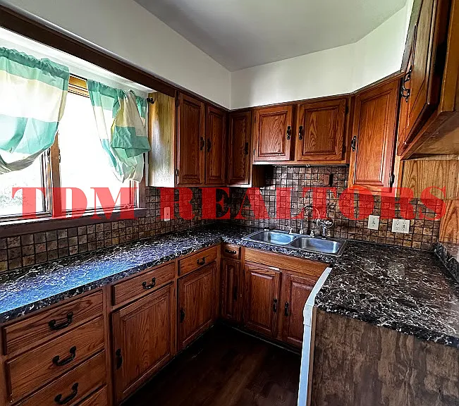 2534 Tiffin St — Photo 6