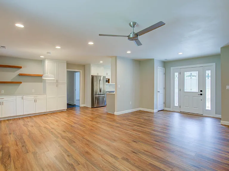 1307 Bob White Dr — Photo 3