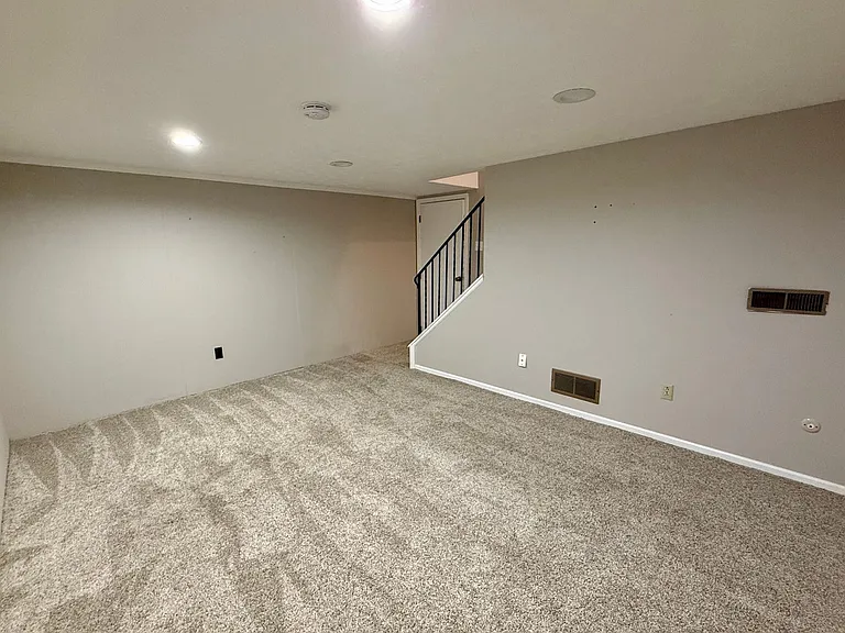 230 Nottingham Ct — Photo 4