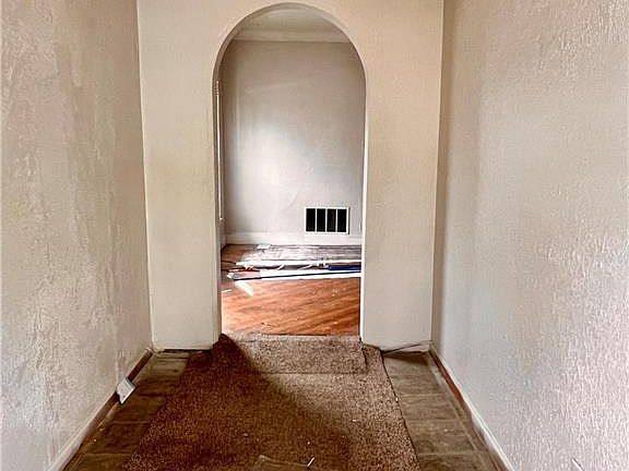 3rd image of 3937 Woodhaven Dr