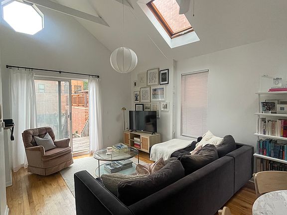 5th image of 2311 N Greenview Ave #2R