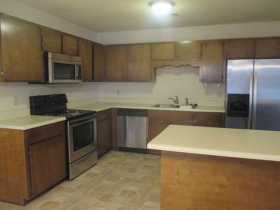 4th image of 915 Malibu Dr