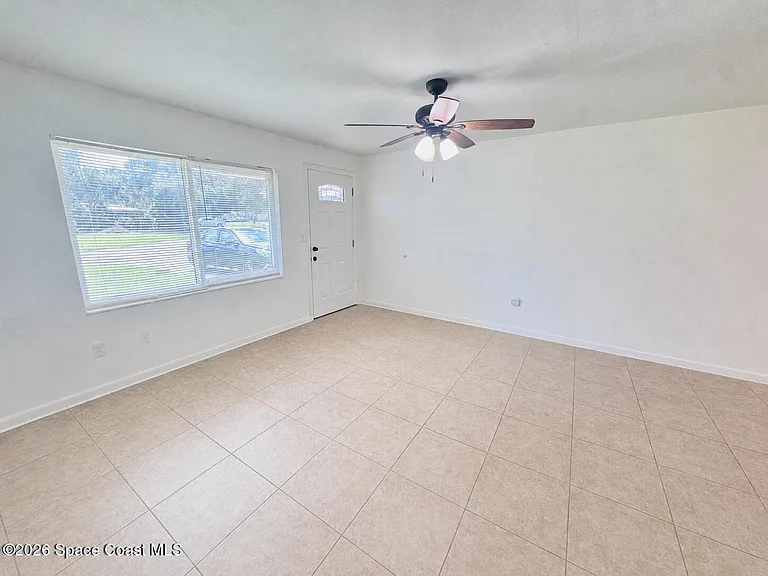 1812 Oakwood Dr — Photo 2