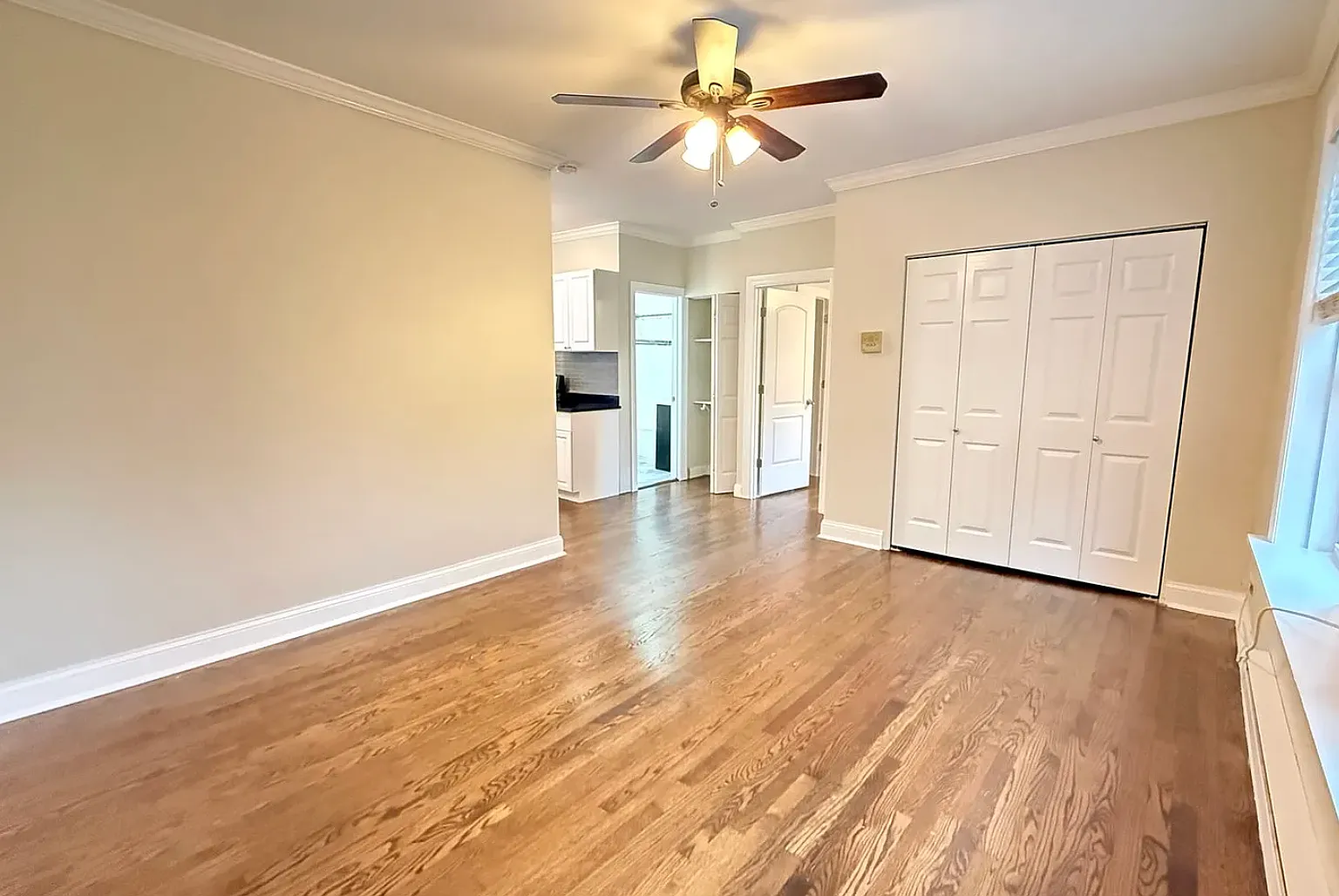 648 W Roscoe St — Photo 4