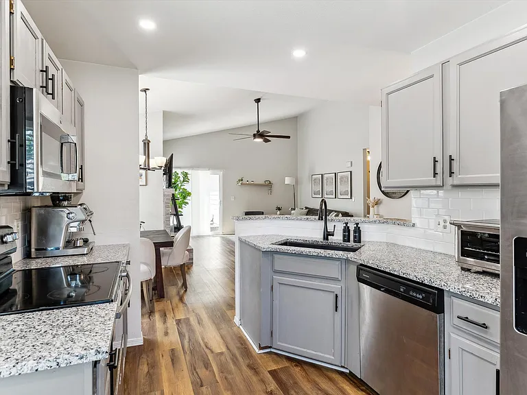 9168 W Maryland Pl — Photo 7