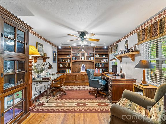 4th image of 10 Oak Leaf Ln