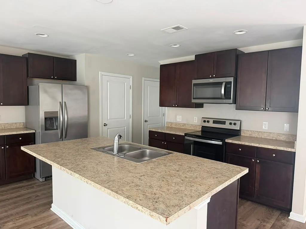 3 bed, 1633 sqft, $2,000 — Photo 4