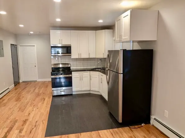 346 Danforth Avenue image 1 of 5