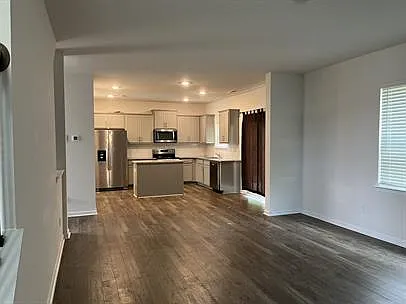 3 bed, 2.5 bath, 2207 sqft, $2,500 — Photo 3