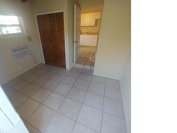 5th image of 820 NE 3rd Ave