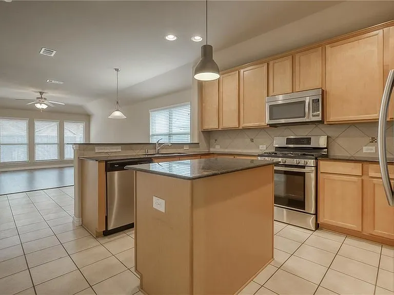 817 Silvermoon Dr — Photo 8