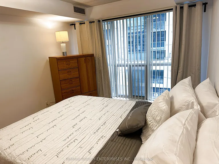 270 Wellington St W #409 — Photo 15