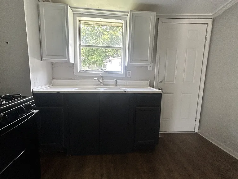 415 Moss St — Photo 2