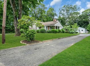11 Grove Ave, Saint James, NY 11780