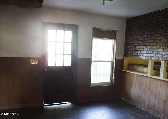 5th image of 129 Oak St