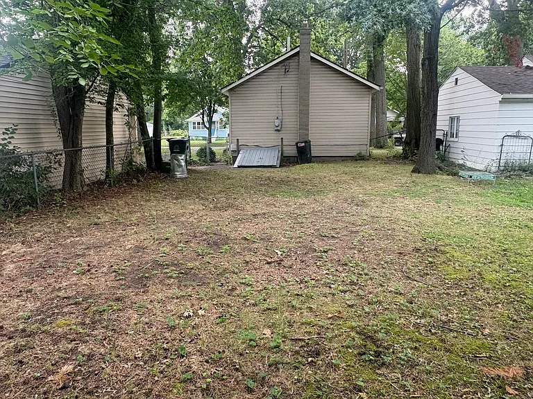 525 Stratford Rd — Photo 2