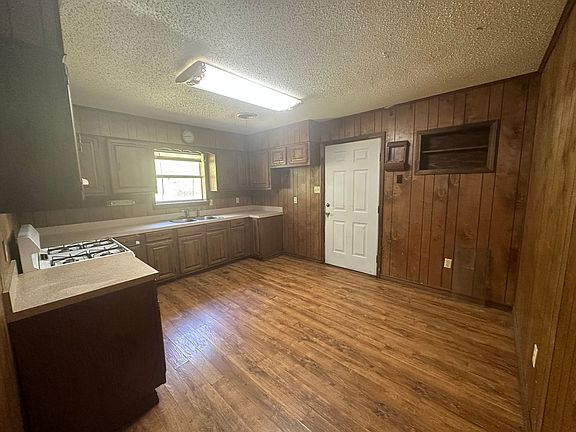 5th image of 2020 Center St