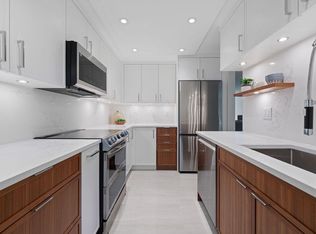 4101 Yew St #305, Vancouver, BC V6L3B7